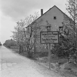 Ortseingansschild Terpe mit Fernwerkstrasse. Terpe ist Ortsteil von Schwarze Pumpe. : Wjesna tafla Terpje z dalokowobchadłowej trasu. Terpje je wjesny dźěl Čorneje Pumpy.