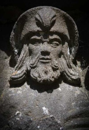 Frankreich. Bretagne. Finistere. La Roche Maurice. Enclos Paroissial. Umfriedeter Pfarrhof. Portalvorbau. Steinfigur