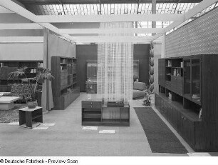 Anbauwand : Ausstellungskoje mit Wohnzimmermöbeln (1975). Anbauwände
