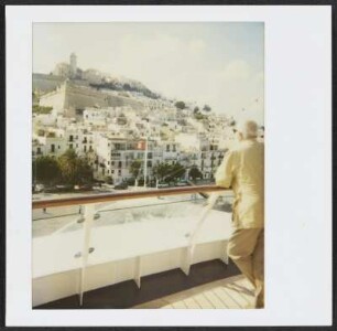 Wolfram Siebeck schaut vom Deck des Luxuskreuzers M. S. Europa aufs Meer bei Ibiza