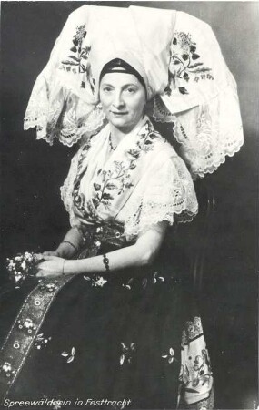 Festtracht aus Burg : Kleidung - niedersorbische Tracht. Ort: Bórkowy / Burg-Spreewald. Frau in Festtagstracht. (Porträt Pauline Krautz / Pawlina Krawcowa).