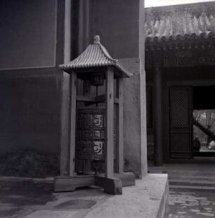 Peking, China : Gebetsmühle vor einem Tempel