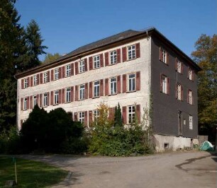 Sachgesamtheit Herrenhaus, Gutshofe und ehemaliger Park; Reiskirchen, Parkstraße 24, Parkstraße 22, Parkstraße