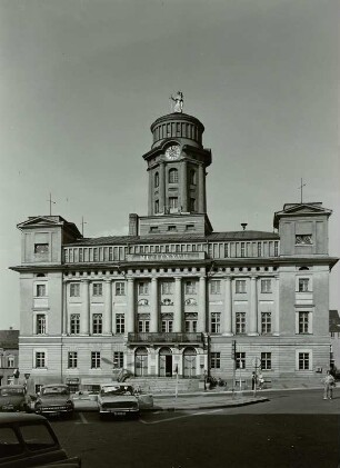 Zeulenroda. Rathaus (1825-1827; nach Entwurf von Strumpffabrikant C. H. Schopper). Hauptfront (Ansicht von Südwesten)