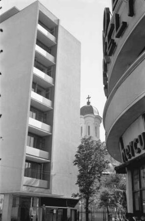 Bukarest: Boulvard Bratianu, enger Durchblick auf Kirche