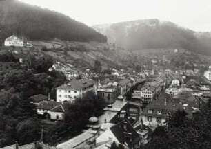 Bad Wildbad, Stadtansicht : Bad Wildbad. Stadtteilansicht mit Kurhaus und Stadtkirche. Blick das Enztal abwärts gegen Paulinenhöhe (links: Standseilbahn zum Sommerberg)