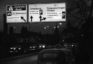 Freiburg: Leuchtende Vorrichtungsschilder, Brücke in der Kronenstraße