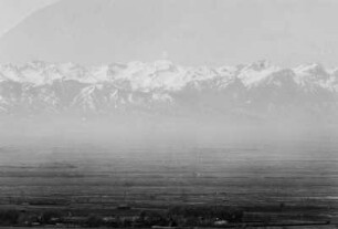 Panorama eines Gebirgszugs : Panorama eines schneebedeckten Gebirgszugs im Tian Shan Hochgebirge. Im Vordergrund eine Ebene