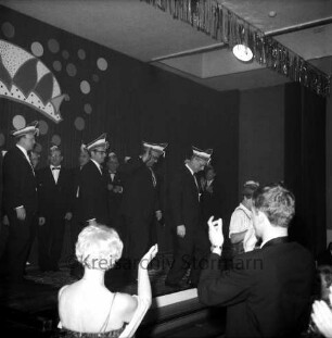 Karneval: Hotel Oldesloer Hof, Saal: Prunksitzung: Veranstalter Oldesloer Männerchor von 1844, Oldesloer Singakademie von 1946: Bühne: Abgang von Männerchor: im Vordergrund Zuschauer, geben Applaus, 16. Februar 1969