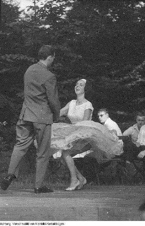 Dresden, Großer Garten?. Tanzvergnügen auf Bühne im Biergarten, 1964