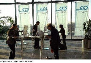 Tagungsteilnehmer informieren sich im Foyer