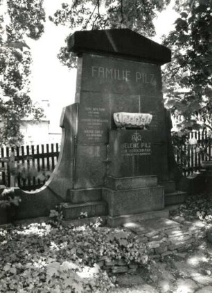 Schwarzenberg-Wildenau. Friedhof. Grabanlage der Familie Pilz (1920(1921), Sandstein, Zinkgußgefäß