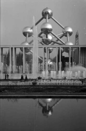 Brüssel: Springbrunnen mit Atomium