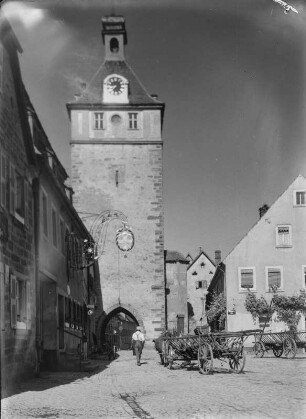 Prichsenstadt, Stadtturm : Prichsenstadt. Hindenburg-Platz (Karlsplatz). Blick zum Stadtturm