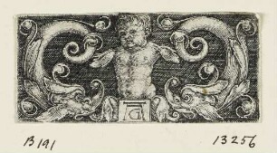 Ornament mit Torso eines Kindes zwischen Delphinen