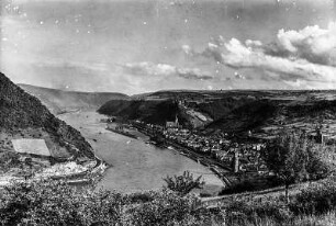 Oberes Mittelrheintal mit Oberwesel und der Schönburg. Blick vom linksrheinischen Hochufer über den Rheinbogen nach Süden