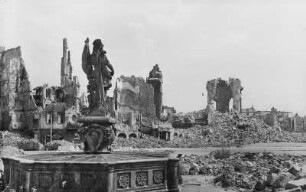 Dresden-Altstadt. Neumarkt mit Ruinen. Blick vom Türkenbrunnen