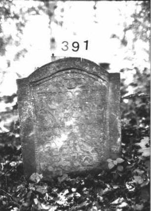 Grabstein 391 (Index: 100113423) Material: Sandstein Maße HxBxT: 73x54x7 cm Besonderheit: Kindergrab: Grabstein 391