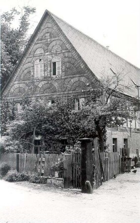 Wohngebäude in Ebendörfel : Bauwesen - Wohnung, Exterieur. Ort: Bělšecy / Ebendörfel. Wohnhaus Nr. 8, mit Schiefer.