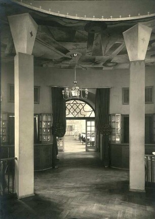 Ausstellungsgebäude. Durchblick vom Tanzraum in die Gaststätte