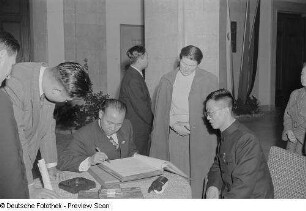 Chinesischer Delegierter beim Eintrag in das Gästebuch im Georgi-Dimitroff-Museum (heutiges Bundesverwaltungsgericht)