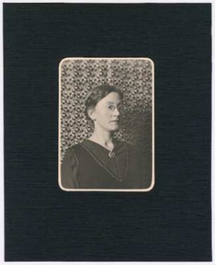 Portrait der (Anna Marie) Erna Wiese : Verso gestempelt, Aufnahme von Albert Wiese Dresden