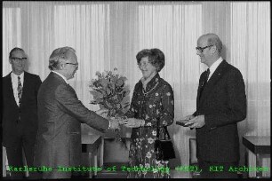 Auszeichnung von Prof. Karl Wirtz (Leiter des Instituts für Neutronenphysik und Reaktortechnik (INR)) mit dem Großen Verdienstkreuz