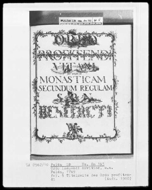 Ordo induendi novitios und anderes — Titelblatt mit Landschaft, Klosteransicht, Mönchen und Putten, Folio 5recto