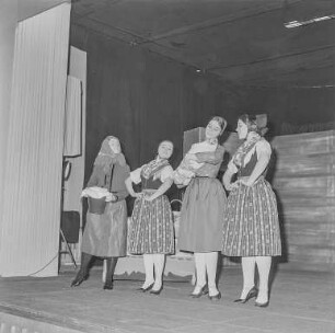 Szenenfoto aus dem Ballett "Die Abenteuer des Pumpot". Darbietung des Staatlichen Ensembles für sorbische Volkskultur