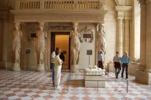 Paris - Menschen im Louvre : Griechische antike Skulpturen im Museum Louvre. Paris, 2006