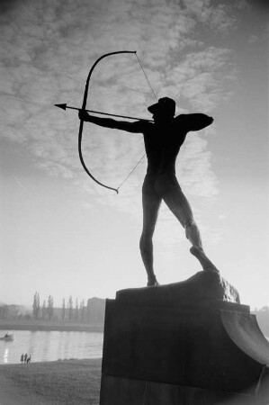 Bogenschütze : Bogenschütze. Bronze (1895; E. M. Geyger, Guß 1902). Dresden-Neustadt. Neustädter Elbufer