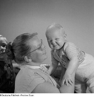 Porträt Mutter mit Kind und Baby