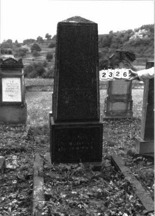 Grabstein 2326 (Index: 100097486) Maße HxBxT: 192x56x29 cm: Grabstein 2326