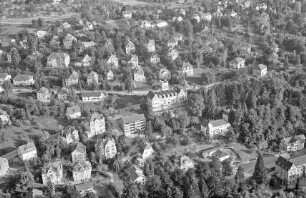 Baden-Baden: Wohnviertel mit Bergschloss