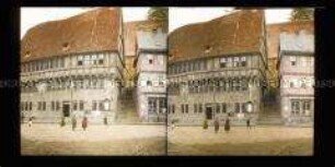 Mittelalterliches Fachwerkhaus in Stolberg (Harz), Ratskeller, und kleine Gasse mit sechs Personen