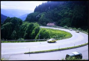 Triberg: Kurve B 33, am Sommerau-Tunnel, mit Autos