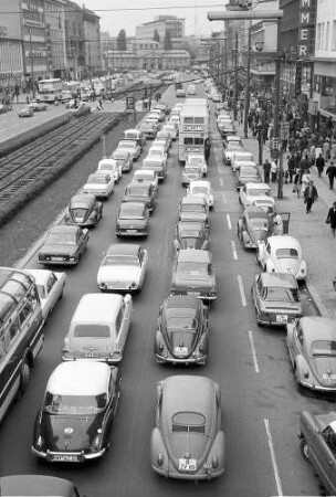 Berlin: Verkehr in der Tauentzienstraße (von der Brücke)