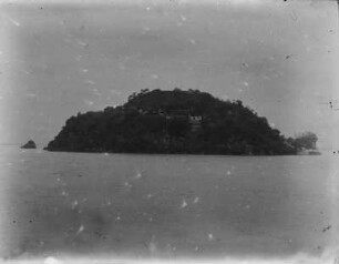 Insel : Blick zu einer besiedelten Insel