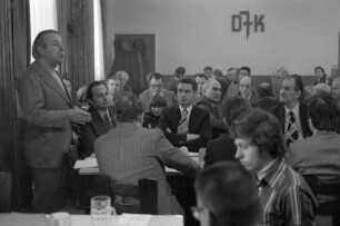 Oberbürgermeisterwahl am 9. April 1978. Frühschoppen-Gespräch von Kandidat Oberbürgermeister Otto Dullenkopf im DJK-Heim in Daxlanden im Rahmen des Wahlkampfs
