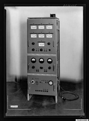 Einschub eines nicht näher bezeichneten Geräts, Bild 2, Foto 1961