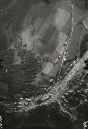 Müglitztal bei Glashütte. Von Westen einmündendes Briesnitzbachtal, Uhrmacherfachschule zwischen der Straßenteilung. Am unteren Ende des Bahnhofes Glashütte liegt ein Personenwagen im Flussbett