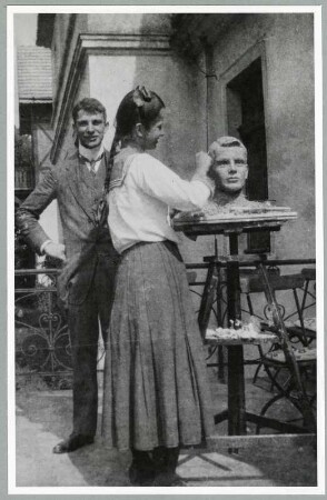 Dorothea mit Bruder beim Modellieren, Gutshaus Strehlitz, um 1912