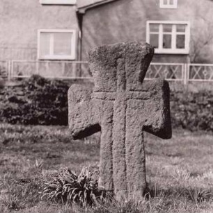 Steinkreuz : Börnersdorf, Steinkreuz (Tatzenkreuz; D 177) mit eingeritzter schwertartiger Waffe vor dem Gut Nr. 41