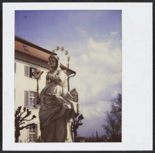Marienfigur vor der Wallfahrtskirche Schönenberg bei Ellwangen