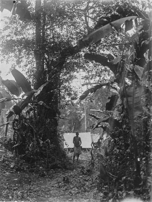 Lager : Blick auf ein Zelt im Lager der Expeditionsreisenden. In der Bildmitte steht ein Begleiter der Expedition