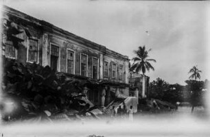 Gebäude : Ein altes Regierungsgebäude in Quelimane. Davor stehen vier Männer und ein Kind