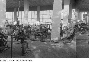 Blick in eine Ausstellungshalle mit landwirtschaftlichen Geräte und Maschinen