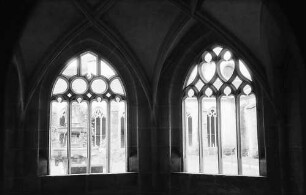 Tübingen-Bebenhausen: Blick auf die Fenster des Kreuzganges der Kirche