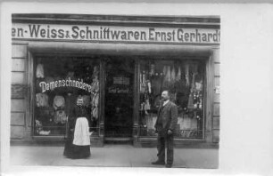 Meißen, Neugasse 31 (29). Laden "...-Weiss-Schnittwaren Ernst Gerhardt. Damenschneiderei" mit Geschäftsinhaber Ernst Gerhardt und Frau