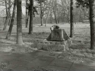 Brunnen mit wasserschöpfendem Knaben